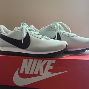 Nike Pre Love O.X Sneakers